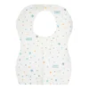 BAVOIR IMPERMÉABLE JETABLE AVEC POCHE 10P-1/800 BAVOIR IMPERMÉABLE JETABLE AVEC POCHE 10P-1/800 : protection et praticité au quotidien Le BAVOIR IMPERMÉABLE JETABLE AVEC POCHE 10P-1/800 est conçu pour protéger les vêtements de bébé pendant les repas. Grâce à sa matière imperméable, il empêche les liquides et les aliments de traverser le tissu. Ainsi, il garantit une hygiène optimale et limite les tâches sur les vêtements. De plus, le BAVOIR IMPERMÉABLE JETABLE AVEC POCHE 10P-1/800 dispose d’une poche de récupération pratique. Celle-ci permet de retenir les miettes et les petits morceaux d’aliments. Par conséquent, le nettoyage après repas devient plus simple et plus rapide. Son format jetable offre un gain de temps important pour les parents. En outre, il est idéal pour les sorties, les voyages ou les repas à l’extérieur. Pourquoi choisir le bavoir imperméable jetable avec poche ? Protection efficace contre les salissures Ce bavoir protège les vêtements de bébé contre les taches et les liquides. Ainsi, il aide à garder bébé propre pendant les repas. Poche de récupération pratique La poche intégrée permet de récupérer les aliments tombés. De plus, elle réduit le désordre pendant les repas. Format jetable pratique Grâce à son usage unique, il évite le lavage et facilite la vie des parents. En effet, il est parfait pour une utilisation rapide et hygiénique. Avantages supplémentaires En outre, ce bavoir est léger, facile à transporter et idéal pour les déplacements. Il constitue une solution pratique pour les repas en toute situation.