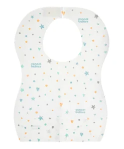 BAVOIR IMPERMÉABLE JETABLE AVEC POCHE 10P-1/800 BAVOIR IMPERMÉABLE JETABLE AVEC POCHE 10P-1/800 : protection et praticité au quotidien Le BAVOIR IMPERMÉABLE JETABLE AVEC POCHE 10P-1/800 est conçu pour protéger les vêtements de bébé pendant les repas. Grâce à sa matière imperméable, il empêche les liquides et les aliments de traverser le tissu. Ainsi, il garantit une hygiène optimale et limite les tâches sur les vêtements. De plus, le BAVOIR IMPERMÉABLE JETABLE AVEC POCHE 10P-1/800 dispose d’une poche de récupération pratique. Celle-ci permet de retenir les miettes et les petits morceaux d’aliments. Par conséquent, le nettoyage après repas devient plus simple et plus rapide. Son format jetable offre un gain de temps important pour les parents. En outre, il est idéal pour les sorties, les voyages ou les repas à l’extérieur. Pourquoi choisir le bavoir imperméable jetable avec poche ? Protection efficace contre les salissures Ce bavoir protège les vêtements de bébé contre les taches et les liquides. Ainsi, il aide à garder bébé propre pendant les repas. Poche de récupération pratique La poche intégrée permet de récupérer les aliments tombés. De plus, elle réduit le désordre pendant les repas. Format jetable pratique Grâce à son usage unique, il évite le lavage et facilite la vie des parents. En effet, il est parfait pour une utilisation rapide et hygiénique. Avantages supplémentaires En outre, ce bavoir est léger, facile à transporter et idéal pour les déplacements. Il constitue une solution pratique pour les repas en toute situation.